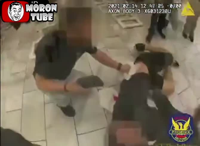 Video :A guy with gunshot wounds is being carried by a police officer in Arizona